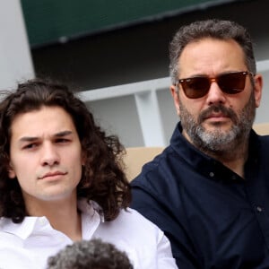 Sous le nom de Tenbris, Noé Toussaint fait de la musique.
Noé Toussaint et son père Bruce Toussaint - Les célébrités dans les tribunes des Internationaux de France de tennis de Roland Garros 2024 à Paris. Le 5 juin 2024. © Jacovides-Moreau/Bestimage 