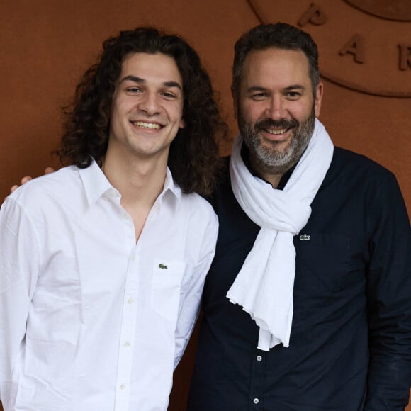 Lorsqu'il n'est pas à l'antenne de la matinale de TF1, Bruce Toussaint passe du temps en famille.
Noé Toussaint et son père Bruce Toussaint - Les célébrités au village lors des Internationaux de France de tennis de Roland Garros 2024 à Paris.. © Jacovides-Moreau/Bestimage