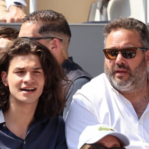 Et reçoit bon nombre de commentaires appréciant ce qu'il propose !
Bruce Toussaint et son fils Noé en tribunes lors des Internationaux de France de tennis de Roland Garros 2023 le 6 juin 2023. © Jacovides-Moreau/Bestimage