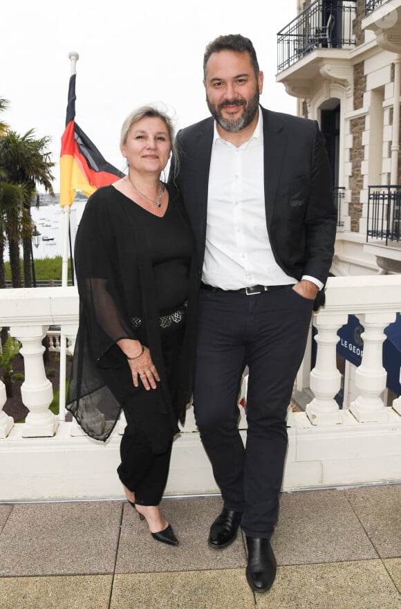 Avec son épouse de longue date la journaliste Catherine Fruchon, il a deux enfants.
Bruce Toussaint et sa femme Catherine lors de l'inauguration de l'hôtel Barrière Le Grand Hôtel Dinard, après cinq mois de rénovation, à Dinard, France, le 15 juin 2019. © Coadic Guirec/Bestimage