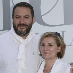 Bruce Toussaint et sa femme Catherine - Photocall de la 4ème édition du "Brunch Blanc" sur le bateau "L'Excellence" à Paris, le 29 juin 2014. 