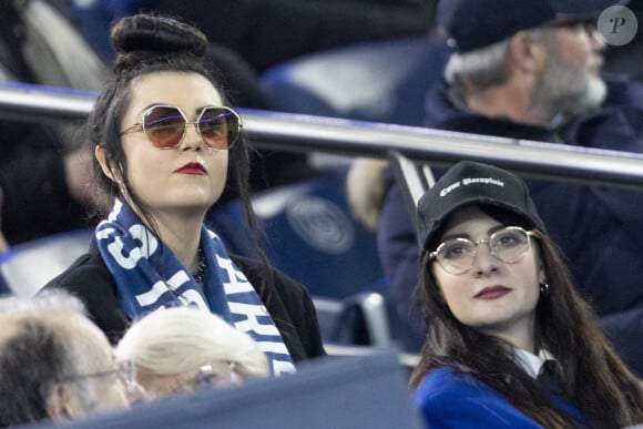 Hoshi et sa compagne Gia Martinelli - Célébrités dans les tribunes de la 8ème de finale de la coupe de France de football entre le PSG contre Brest (3-1) au Parc des Princes à Paris le 7 février 2024. © Cyril Moreau/Bestimage