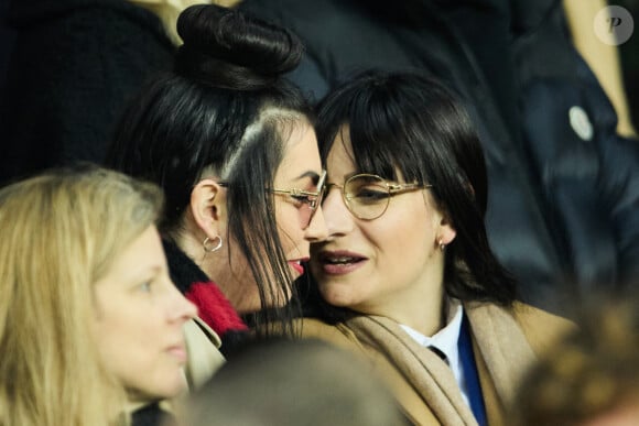 Cependant, il semblerait que les deux femmes se soient séparées
Hoshi et Gia Martinelli - People dans les tribunes du match aller des 8èmes de finale de la ligue des champions entre le PSG et le Bayern Munich au Parc des Princes à Paris le 14 février 2023.