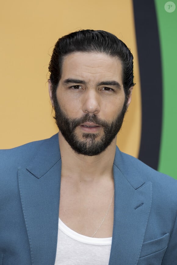 Tahar Rahim lors du défilé de mode Homme printemps-été 2023 Louis Vuitton dans la cour Carrée du Louvre à Paris, France, le 23 juin 2022. © Olivier Borde / Bestimage