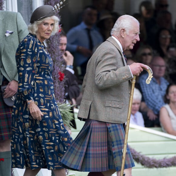 Dans les pages de "Madame Figaro", il a révélé les petits plaisirs de la table de sa mère et du roi 
Le roi Charles III d'Angleterre et Camilla Parker Bowles, reine consort d'Angleterre, partagent un fou rire lors du Braemar Gathering 2024, le 7 septembre 2024. © Goff / Bestimage 