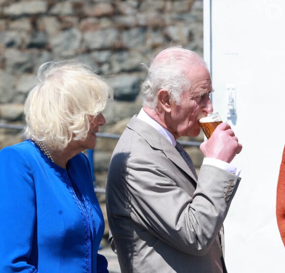 Le roi Charles III (Le roi Charles III d'Angleterre) et la reine Camilla (Camilla Parker Bowles, reine consort d'Angleterre) visitent Guernesey le mardi 16 juillet 2024, Charles déguste une bière appelée bière Charles Golden Ale © Ian Vogler/MirrorPix/ Meilleure image