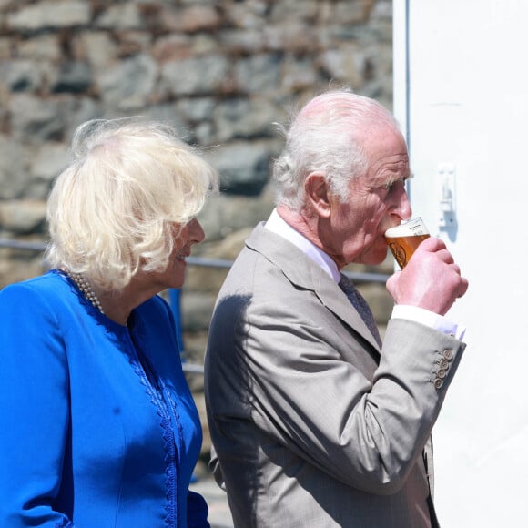 Le roi Charles III (Le roi Charles III d'Angleterre) et la reine Camilla (Camilla Parker Bowles, reine consort d'Angleterre) visitent Guernesey le mardi 16 juillet 2024, Charles déguste une bière appelée bière Charles Golden Ale © Ian Vogler/MirrorPix/ Meilleure image