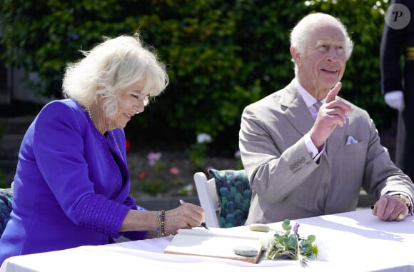 Le roi Charles III d'Angleterre et Camilla Parker Bowles, reine consort d'Angleterre, en visite officielle à Guernesey à Saint-Pierre-Port, le 15 juillet 2024. 