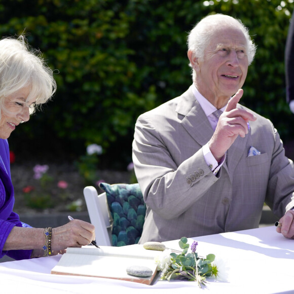 Le roi Charles III d'Angleterre et Camilla Parker Bowles, reine consort d'Angleterre, en visite officielle à Guernesey à Saint-Pierre-Port, le 15 juillet 2024. 