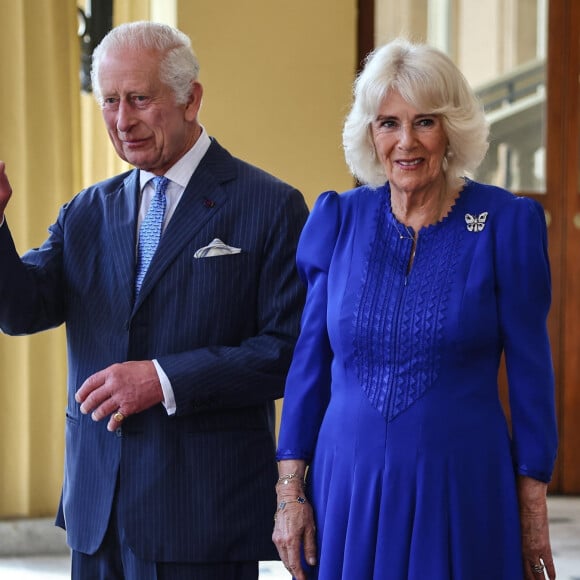 La famille royale britannique est gourmande comme nous !
Le roi Charles III d'Angleterre et Camilla Parker Bowles, reine consort d'Angleterre, - Le roi d'Angleterre et la reine consort d'Angleterre, raccompagnent l'empereur et l'impératrice du Japon aux portes de Buckingham Palace à l'issue de leur visite officielle à Londres © Jira / Backgrid / Bestimage 