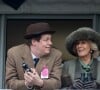 C'est Tom Parker-Bowles, fils de Camilla et critique culinaire, qui a vendu la mèche
Camilla Parker Bowles, duchesse de Cornouailles, et ses enfants Tom Parker Bowles et Laura Lopes le 11 mars 2015 lors des courses au festival de Cheltenham.