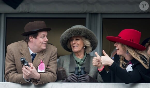 C'est Tom Parker-Bowles, fils de Camilla et critique culinaire, qui a vendu la mèche
Camilla Parker Bowles, duchesse de Cornouailles, et ses enfants Tom Parker Bowles et Laura Lopes le 11 mars 2015 lors des courses au festival de Cheltenham.