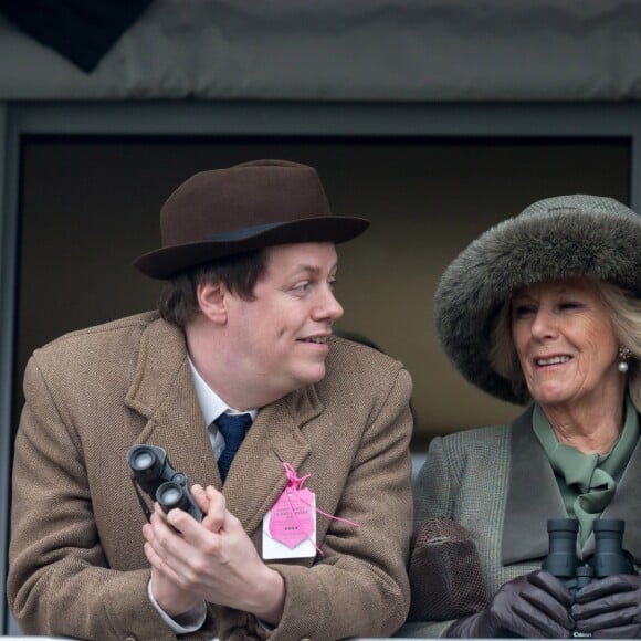 C'est Tom Parker-Bowles, fils de Camilla et critique culinaire, qui a vendu la mèche
Camilla Parker Bowles, duchesse de Cornouailles, et ses enfants Tom Parker Bowles et Laura Lopes le 11 mars 2015 lors des courses au festival de Cheltenham.