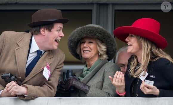 Camilla Parker Bowles, duchesse de Cornouailles, et ses enfants Tom Parker Bowles et Laura Lopes le 11 mars 2015 lors des courses au festival de Cheltenham.