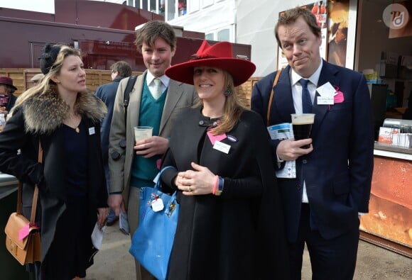 Laura Lopes (Parker Bowles) et son mari Harry Lopes avec Tom Parker Bowles et sa femme Sara lors du Ladies Day au Festival de Cheltenham le 11 mars 2015.