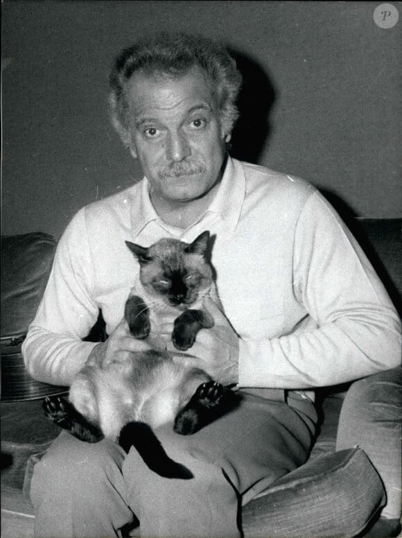 Georges Brassens Ici, il est avec son chat, Kikou, dans son appartement parisien. Photo par Alamy/ABACAPRESS.COM