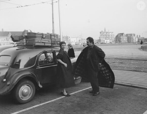 Arrivée de Georges Brassens avec Catharina Sauvage à Kuurzaal Scheveningen, numéro de dossier 907-6555. Photo par Alamy/ABACAPRESS.COM