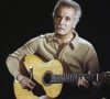 On célèbre aujourd'hui l'anniversaire de la naissance de Georges Brassens. Il aurait 103 ans.
En France, à Paris, sur le plateau, portrait de Georges Brassens jouant de la guitare.