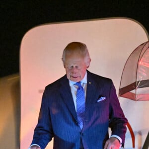 Alors que le roi avait annoncé son cancer en février dernier, le membre de la famille royale continue d'honorer ses devoirs...
Le roi Charles III arrive à Sydney, avec la reine Camilla, pour entamer leur tournée en Australie et aux Samoa. Vendredi 18 octobre 2024. Photo par Victoria Jones/PA Wire/ABACAPRESS.COM