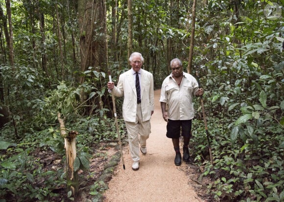 Photo d'archive datée du 08/04/18 du roi Charles III (alors prince de Galles) avec Roy Gibson, un ancien de la tribu Kuku Yalanji, lors d'une promenade au temps du rêve Ngadiku pendant sa visite de la forêt tropicale de Daintree à Cairns, en Australie. Le roi et la reine entament vendredi une visite de cinq jours en Australie. Il s'agit du premier voyage à l'étranger de longue durée du roi depuis le diagnostic de son cancer. Arthur Edwards/The Sun/PA Wire