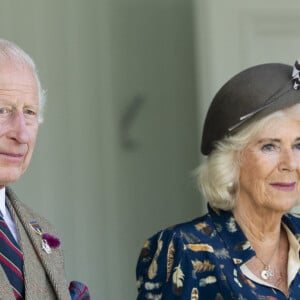 Le roi Charles III d'Angleterre et Camilla Parker Bowles, reine consort d'Angleterre, partagent un fou rire lors du Braemar Gathering 2024, le 7 septembre 2024. © Goff / Bestimage 