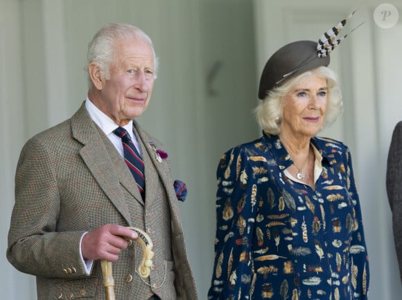 Le roi Charles III d'Angleterre et Camilla Parker Bowles, reine consort d'Angleterre, partagent un fou rire lors du Braemar Gathering 2024, le 7 septembre 2024. © Goff / Bestimage 