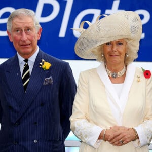 Depuis ce vendredi 18 octobre, le roi Charles III et la reine Camilla sont en voyage en Australie...
Le roi Charles III et la reine Camilla (alors le prince de Galles et la duchesse de Cornouailles) réagissant au bruit du tonnerre alors qu'ils assistent à la journée de la Melbourne Gold Cup au Flemington Race Course à Melbourne, en Australie. Le roi et la reine entament vendredi une visite de cinq jours en Australie. Il s'agit du premier voyage à l'étranger du roi depuis qu'on lui a diagnostiqué un cancer. Chris Radburn/PA Wire