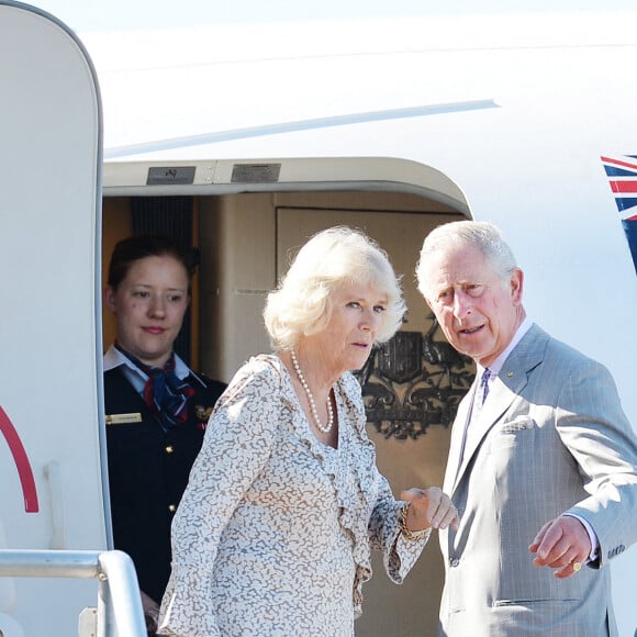 Afin de pouvoir honorer ses engagements, Charles III a dû suspendre son traitement pour une période de 11 jours, avec un suivi médical constant...
Archives du 15/11/15 du roi CharlesIII et la reine Camilla (alors prince de Galles et duchesse de Cornouailles) quittant Perth, dans l'ouest de l'Australie, lors d'une visite royale en Australie. Le roi et la reine entament vendredi une visite de cinq jours en Australie. Il s'agit du premier voyage à l'étranger du roi depuis qu'on lui a diagnostiqué un cancer. Date d'émission : John Stillwell/PA Wire