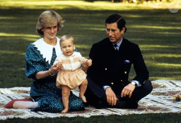 Le prince de Galles (aujourd'hui roi Charles III) et de Diana, princesse de Galles, s'amusant avec le bébé Prince William sur un tapis dans le parc de Government House à Auckland, Nouvelle-Zélande. Le roi et la reine Camilla sont sur le point d'arriver en Australie pour le début d'une tournée historique dans le Pacifique Sud. Ce voyage de six jours à Canberra et à Sydney sera la première visite de Charles dans un royaume - pays où il est chef d'État - depuis qu'il est devenu monarque à la suite du décès de la reine Élisabeth II. PA/PA Wire