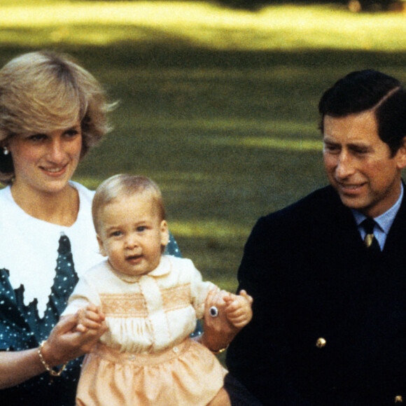 Le prince de Galles (aujourd'hui roi Charles III) et de Diana, princesse de Galles, s'amusant avec le bébé Prince William sur un tapis dans le parc de Government House à Auckland, Nouvelle-Zélande. Le roi et la reine Camilla sont sur le point d'arriver en Australie pour le début d'une tournée historique dans le Pacifique Sud. Ce voyage de six jours à Canberra et à Sydney sera la première visite de Charles dans un royaume - pays où il est chef d'État - depuis qu'il est devenu monarque à la suite du décès de la reine Élisabeth II. PA/PA Wire