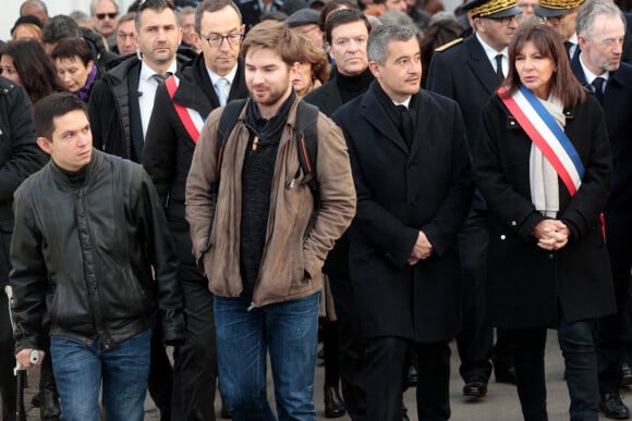 Grièvement blessé à la moelle épiniaire, il était finalement ressorti vivant de cette tuerie
Simon Fieschi, Anne Hidalgo et Gérald Darmanin. Photo by Geoffroy Van der Hasselt/Pool/ABACAPRESS.COM