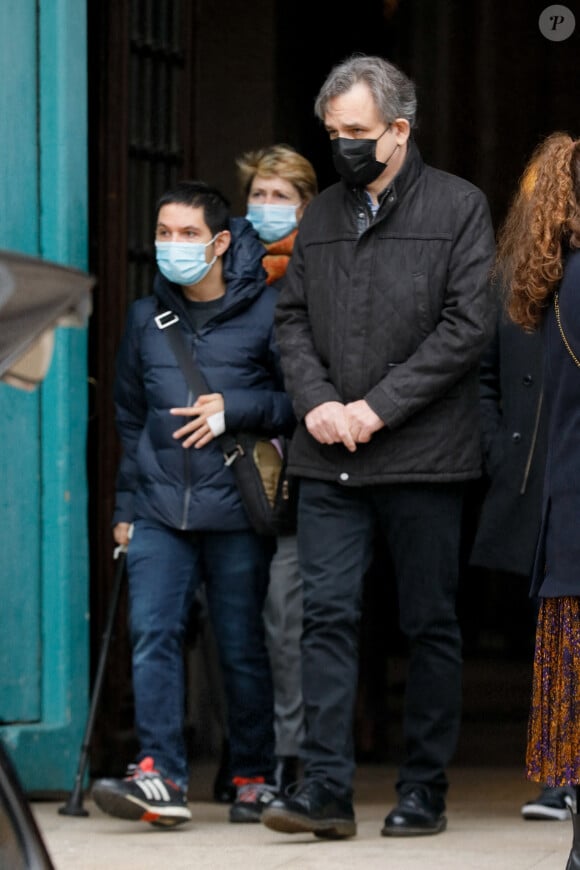 Simon Fieschi, Riss (Laurent Sourisseau) - Sorties de la bénédiction en hommage à Maryse Wolinski en l'église Saint Eustache à Paris le 15 décembre 2021. Maryse rejoint son mari Georges, assassiné de sang froid lors de l'attentat dans les locaux de Charlie Hebdo le 7 janvier 2015. 