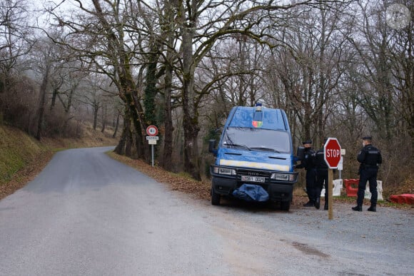 Les gendarmes bloquent l'accès au bois, entre la route de Milhars et la route de Drignac, où se concentrent les fouilles. De nouvelles fouilles ont été entreprises par la gendarmerie et l'armée pendant 1 mois dans l'affaire Jubillar. Disparue sans laisser d'indice depuis plus d'un an, Delphine Jubillar est recherchée par les enquêteurs, et son mari, incarcéré depuis 7 mois, reste le principal suspect. 18 janvier 2022, Cagnac-les-Mines, France. Photo par Patrick Batard / ABACAPRESS.com