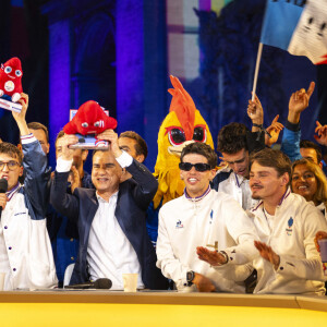 Exclusif - No Web - Mohamed Bouhafsi, Laurent Luyat, et les médaillés olympiques et paralympiques - Backstage - Personnalités sur le plateau de l'émission "Paris 2024 : merci! La grande soirée événement" sur les Champs-Elysées à Paris, à l'occasion des Jeux Olympiques et Paralympiques Paris 2024, diffusée en direct sur France 2, le 14 septembre 2024 © Perusseau-Ramsamy / Bestimage  Exclusive - No Web No Blog pour Belgique et Suisse 