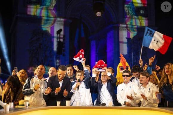 Exclusif - No Web - Mohamed Bouhafsi, Laurent Luyat, et les médaillés olympiques et paralympiques - Backstage - Personnalités sur le plateau de l'émission "Paris 2024 : merci! La grande soirée événement" sur les Champs-Elysées à Paris, à l'occasion des Jeux Olympiques et Paralympiques Paris 2024, diffusée en direct sur France 2, le 14 septembre 2024 © Perusseau-Ramsamy / Bestimage  Exclusive - No Web No Blog pour Belgique et Suisse 