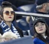 La chanteuse était jusqu'à présent en couple avec sa manageur Gia Martinelli
Hoshi et sa compagne Gia Martinelli - Célébrités dans les tribunes de la 8ème de finale de la coupe de France de football entre le PSG contre Brest (3-1) au Parc des Princes à Paris le 7 février 2024. © Cyril Moreau/Bestimage