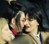 Cependant, il semblerait que les deux femmes se soient séparées
Hoshi et Gia Martinelli - People dans les tribunes du match aller des 8èmes de finale de la ligue des champions entre le PSG et le Bayern Munich au Parc des Princes à Paris le 14 février 2023.