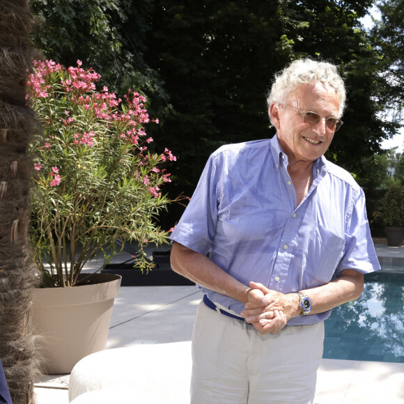 Exclusif - Nelson Monfort est l'invité de Jordan de Luxe dans son émission "La piscine de Jordan de Luxe", diffusée sur C8 le 25 juin 2024.