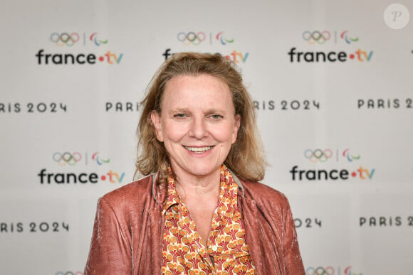 Le grand reporter Marie Christelle Maury pose pour un photocall avant la conférence de presse de France Télévision "Paris 2024" à Paris le 11 juin 2024.