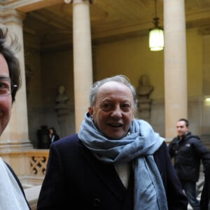 "Le producteur Paul Lederman discute avec son fils et son avocat Louis de Gaulle devant la 3e chambre civile du tribunal de grande instance de Paris, le 19 Fevrier 2010. La 3e chambre civile du tribunal de grande instance doit rendre une decision dans l'affaire qui oppose Marius et Romain Colucci avec le producteur Paul Lederman depuis le deces de Coluche. Les fils de Coluche accusent Paul Lederman et sa societe PPL d'avoir produit un faux dans le cadre d'une procedure civile engagee en 1998. Le contentieux se cristallise notamment autour d'un disque, 'Enregistrement public volume 2', enregistr' selon les deux fils avant le mariage de Coluche et de leur mere, le 16 octobre 1975. Le producteur considere pour sa part que cet enregistrement, qui contient nombre des grands succes de l'humoriste comme ""le schmilblik"" ou ""Gerard"", a ete complete par d'autres rÀalises apres le mariage et qu'il entre donc dans le perimÀtre des droits cedes par Veronique Colucci a Paul Lederman en 1988. Photo Mousse/ABACAPRESS.COM"