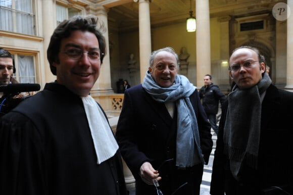 "Le producteur Paul Lederman discute avec son fils et son avocat Louis de Gaulle devant la 3e chambre civile du tribunal de grande instance de Paris, le 19 Fevrier 2010. La 3e chambre civile du tribunal de grande instance doit rendre une decision dans l'affaire qui oppose Marius et Romain Colucci avec le producteur Paul Lederman depuis le deces de Coluche. Les fils de Coluche accusent Paul Lederman et sa societe PPL d'avoir produit un faux dans le cadre d'une procedure civile engagee en 1998. Le contentieux se cristallise notamment autour d'un disque, 'Enregistrement public volume 2', enregistr' selon les deux fils avant le mariage de Coluche et de leur mere, le 16 octobre 1975. Le producteur considere pour sa part que cet enregistrement, qui contient nombre des grands succes de l'humoriste comme ""le schmilblik"" ou ""Gerard"", a ete complete par d'autres rÀalises apres le mariage et qu'il entre donc dans le perimÀtre des droits cedes par Veronique Colucci a Paul Lederman en 1988. Photo Mousse/ABACAPRESS.COM"