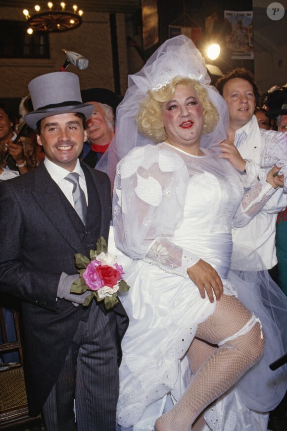 Photo d'archives prise le 25 septembre 1985 du faux mariage des humoristes Thierry Le Luron et Coluche, aujourd'hui décédés. Paul Lederman se tient derrière. Photo par Pascal Baril/ABACAPRESS.COM