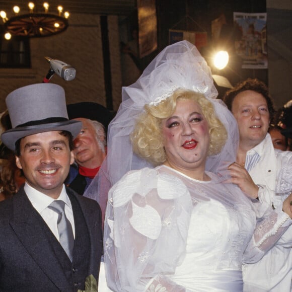 Photo d'archives prise le 25 septembre 1985 du faux mariage des humoristes Thierry Le Luron et Coluche, aujourd'hui décédés. Paul Lederman se tient derrière. Photo par Pascal Baril/ABACAPRESS.COM