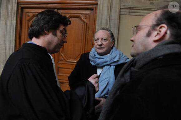 "Le producteur Paul Lederman discute avec son fils et son avocat Louis de Gaulle devant la 3e chambre civile du tribunal de grande instance de Paris, le 19 Fevrier 2010. La 3e chambre civile du tribunal de grande instance doit rendre une decision dans l'affaire qui oppose Marius et Romain Colucci avec le producteur Paul Lederman depuis le deces de Coluche. Les fils de Coluche accusent Paul Lederman et sa societe PPL d'avoir produit un faux dans le cadre d'une procedure civile engagee en 1998. Le contentieux se cristallise notamment autour d'un disque, 'Enregistrement public volume 2', enregistr' selon les deux fils avant le mariage de Coluche et de leur mere, le 16 octobre 1975. Le producteur considere pour sa part que cet enregistrement, qui contient nombre des grands succes de l'humoriste comme ""le schmilblik"" ou ""Gerard"", a ete complete par d'autres rÀalises apres le mariage et qu'il entre donc dans le perimÀtre des droits cedes par Veronique Colucci a Paul Lederman en 1988. Photo Mousse/ABACAPRESS.COM"