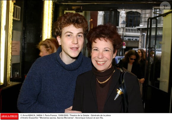 © Arno/ABACA. 34654-1. Paris-France. 13/05/2002. Theatre de la Gaiete : Générale de la pièce d'Andre Dussollier Monstres sacres, Sacres Monstres. Veronique Colucci et son fils.