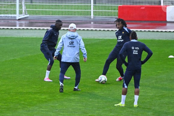 Randal Kolo Muani ( France ) , Jules Kounde ( France ) et GUY STEPHAN ( entraîneur adjoint France ) lors d'une séance d'entraînement de l'équipe de France au Centre national du football français le 07 octobre 2024 à Clairefontaine, France. © Federico Pestellini/Panoramic/Bestimage