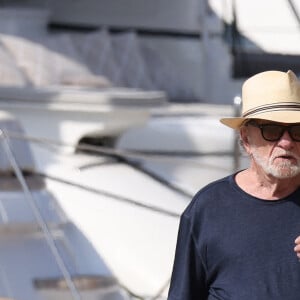 "J'adore Saint-Tropez et j'ai fini par y acheter une maison", explique le crooner
 
Eddy Mitchell et sa femme Muriel se baladent sur le port de Saint-Tropez le 6 juillet 2024.