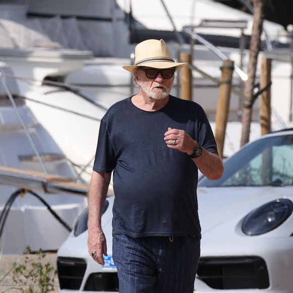 "J'adore Saint-Tropez et j'ai fini par y acheter une maison", explique le crooner
 
Eddy Mitchell et sa femme Muriel se baladent sur le port de Saint-Tropez le 6 juillet 2024.