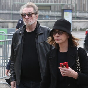 Eddy Mitchell et sa femme Muriel Bailleul lors des obsèques de Véronique Colucci au cimetière communal de Montrouge, le 12 avril 2018.