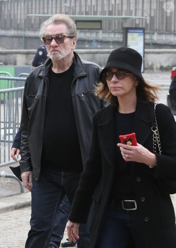 Eddy Mitchell et sa femme Muriel Bailleul lors des obsèques de Véronique Colucci au cimetière communal de Montrouge, le 12 avril 2018.